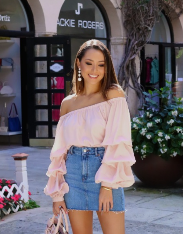 Atasan off shoulder dengan warna pastel lembut